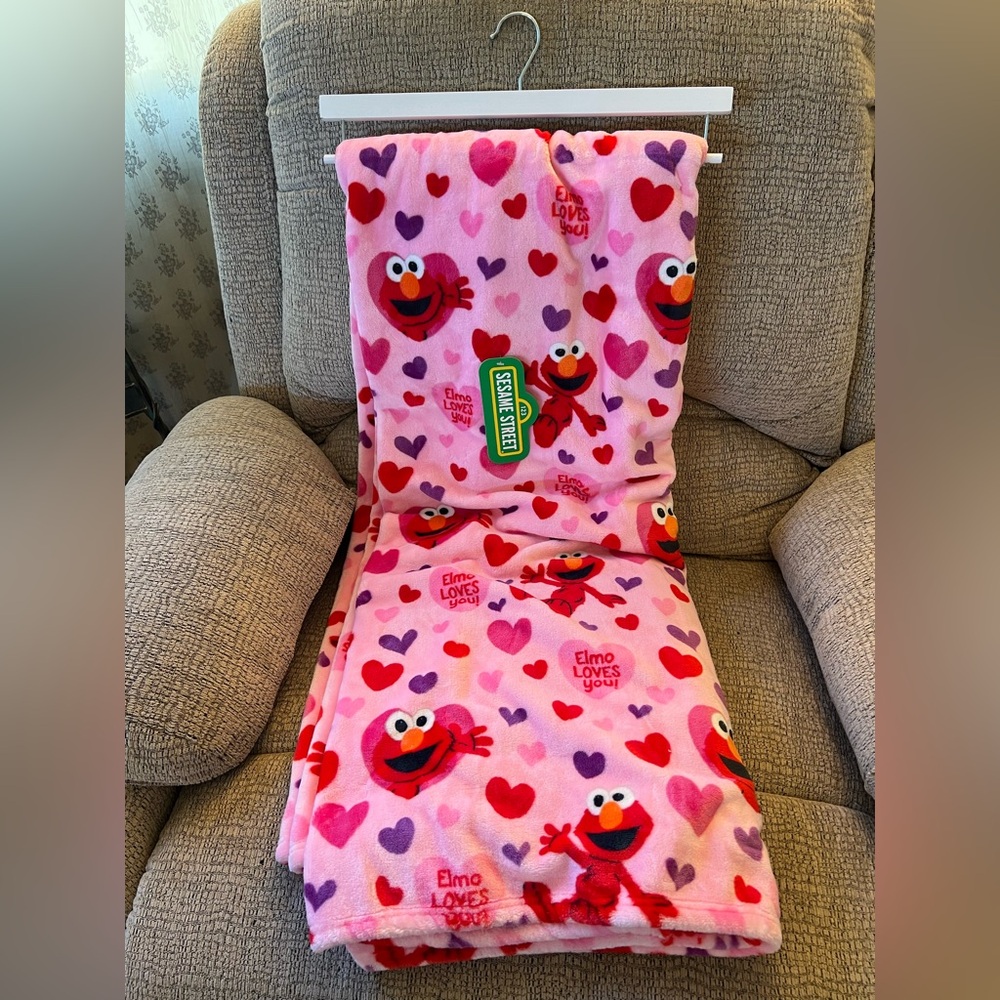 Sesame Street Elmo Loves You Heart Throw